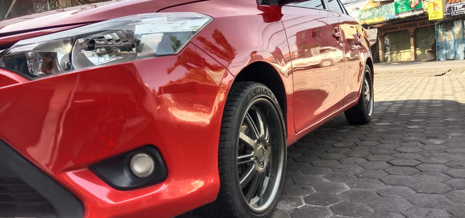 Detail velg mobil berwarna silver