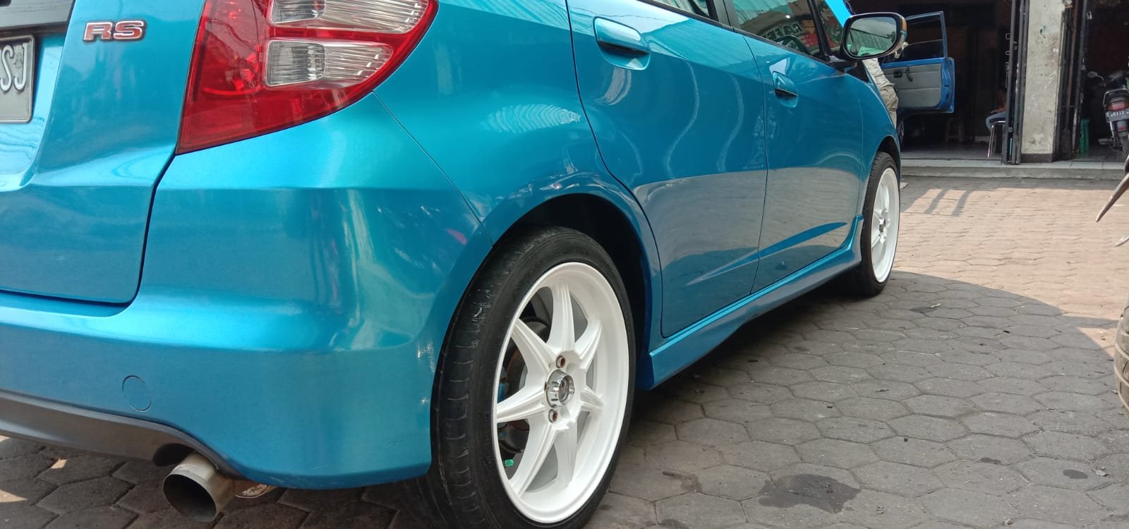 Velg putih pada mobil biru