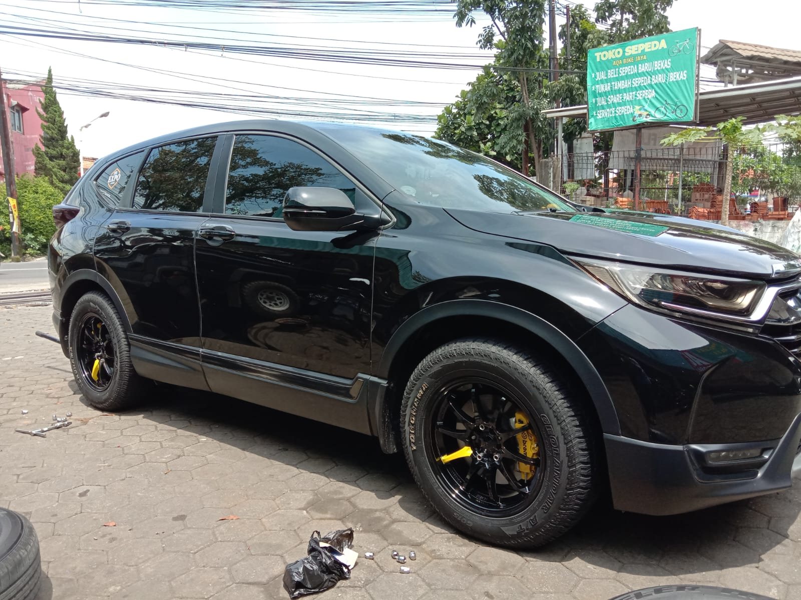 Mobil hitam dengan velg hitam