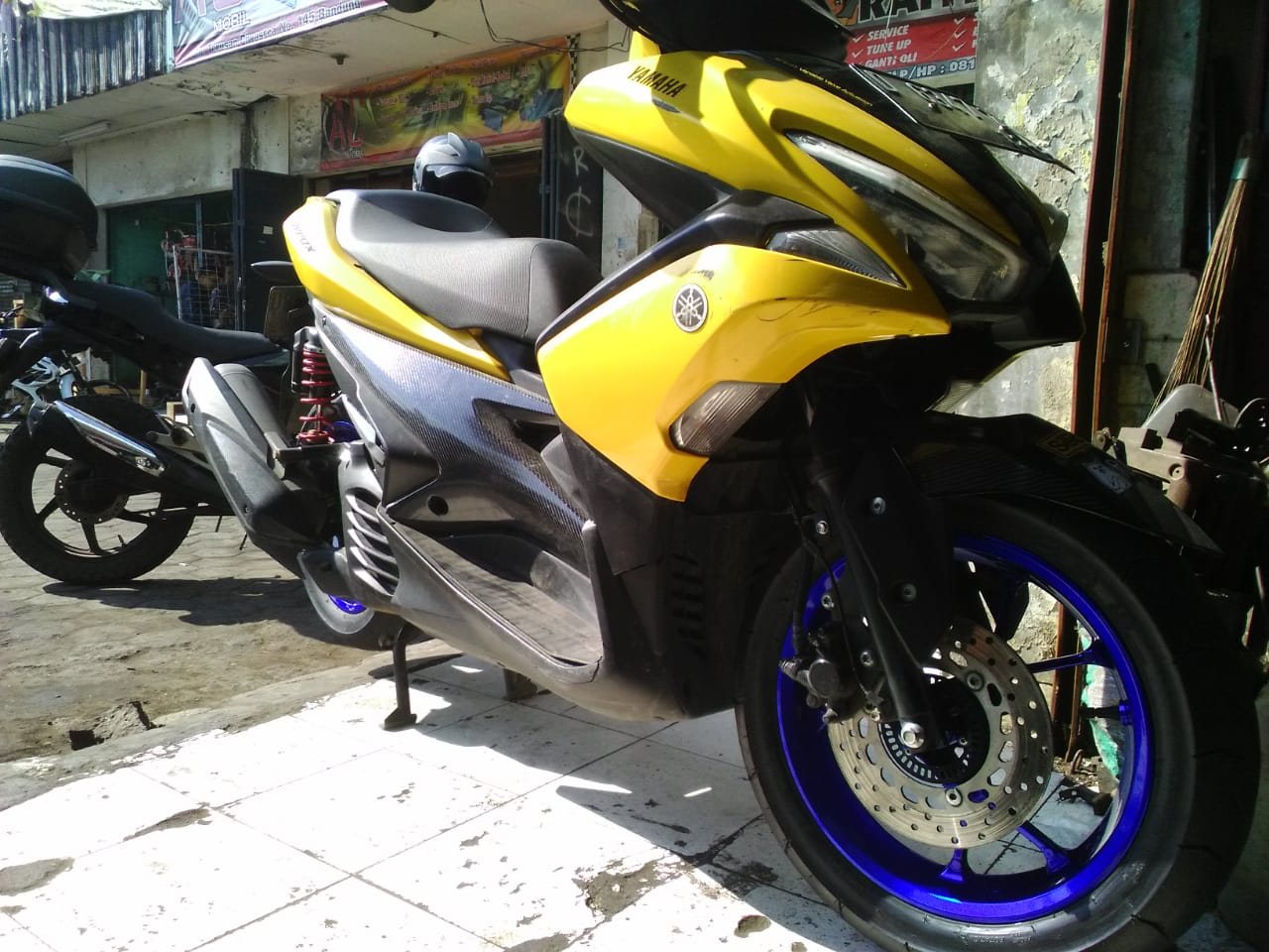 Velg biru pada motor