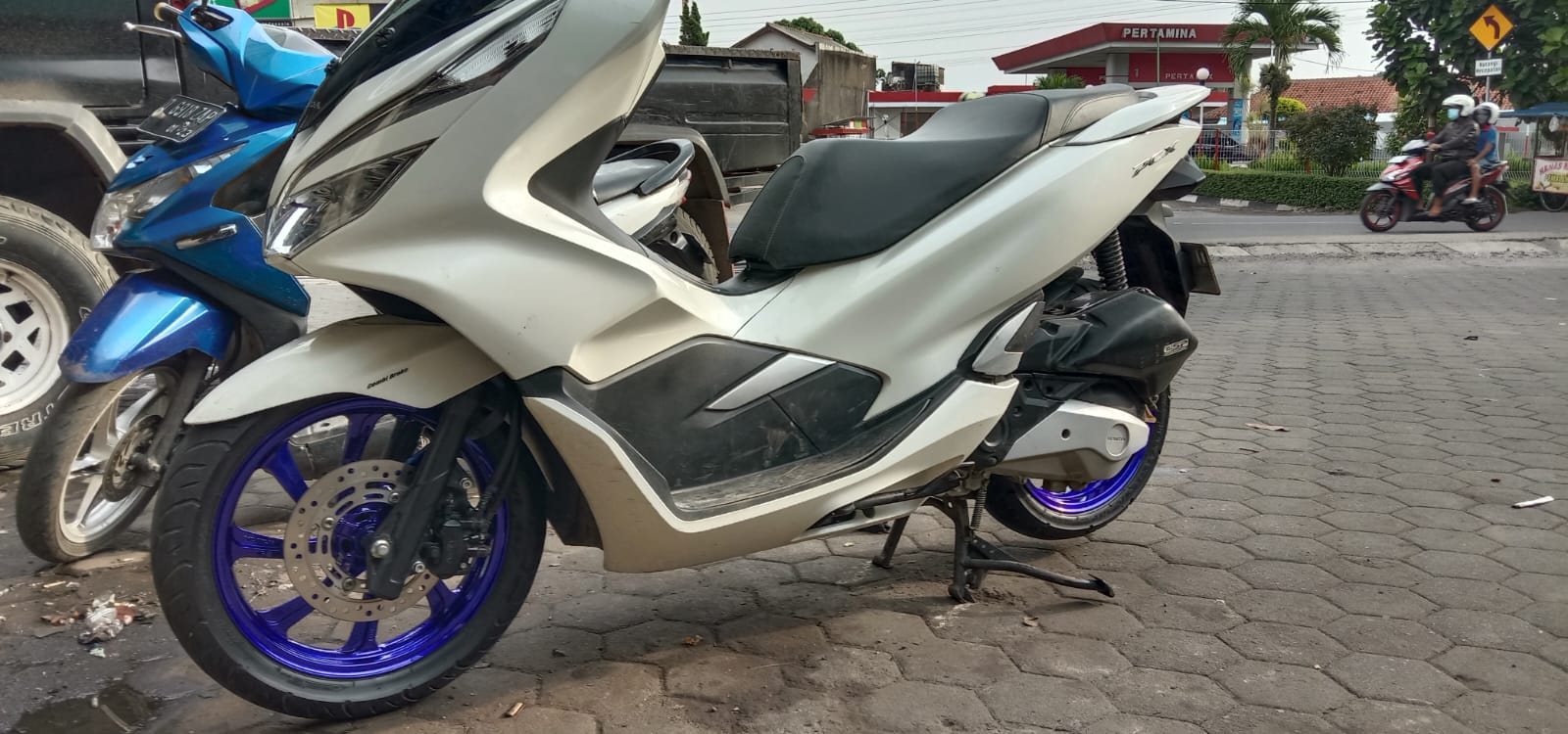 Velg biru pada skuter premium