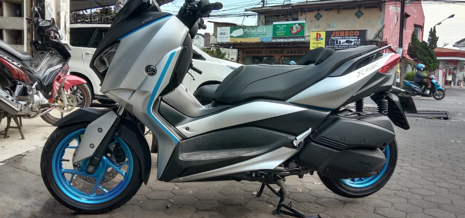 Velg merah pada motor kuning hitam