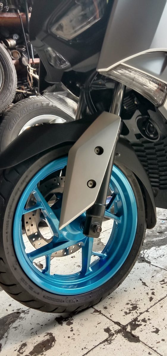 Velg silver pada mobil hitam