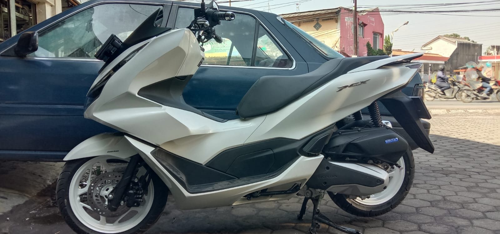 Velg abu-abu gelap pada SUV putih