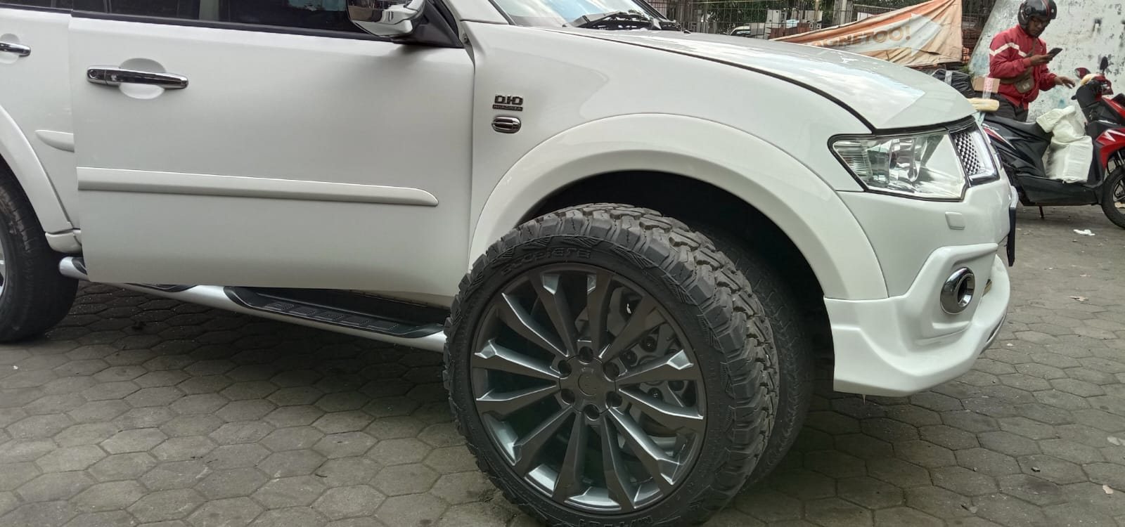 Velg pada mobil merah