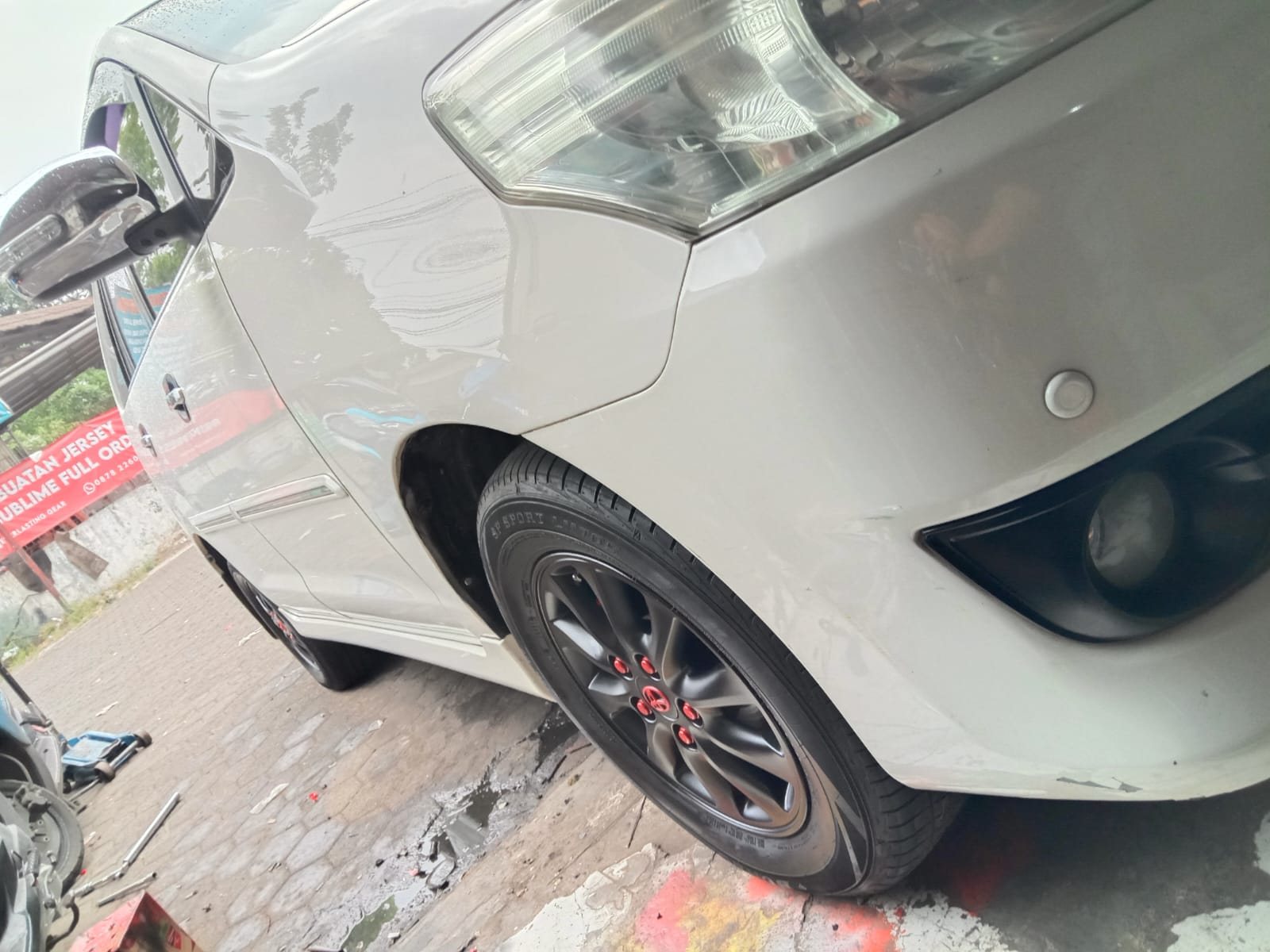 Motor dengan velg biru