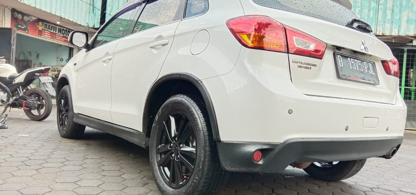 Mobil dengan velg bronze